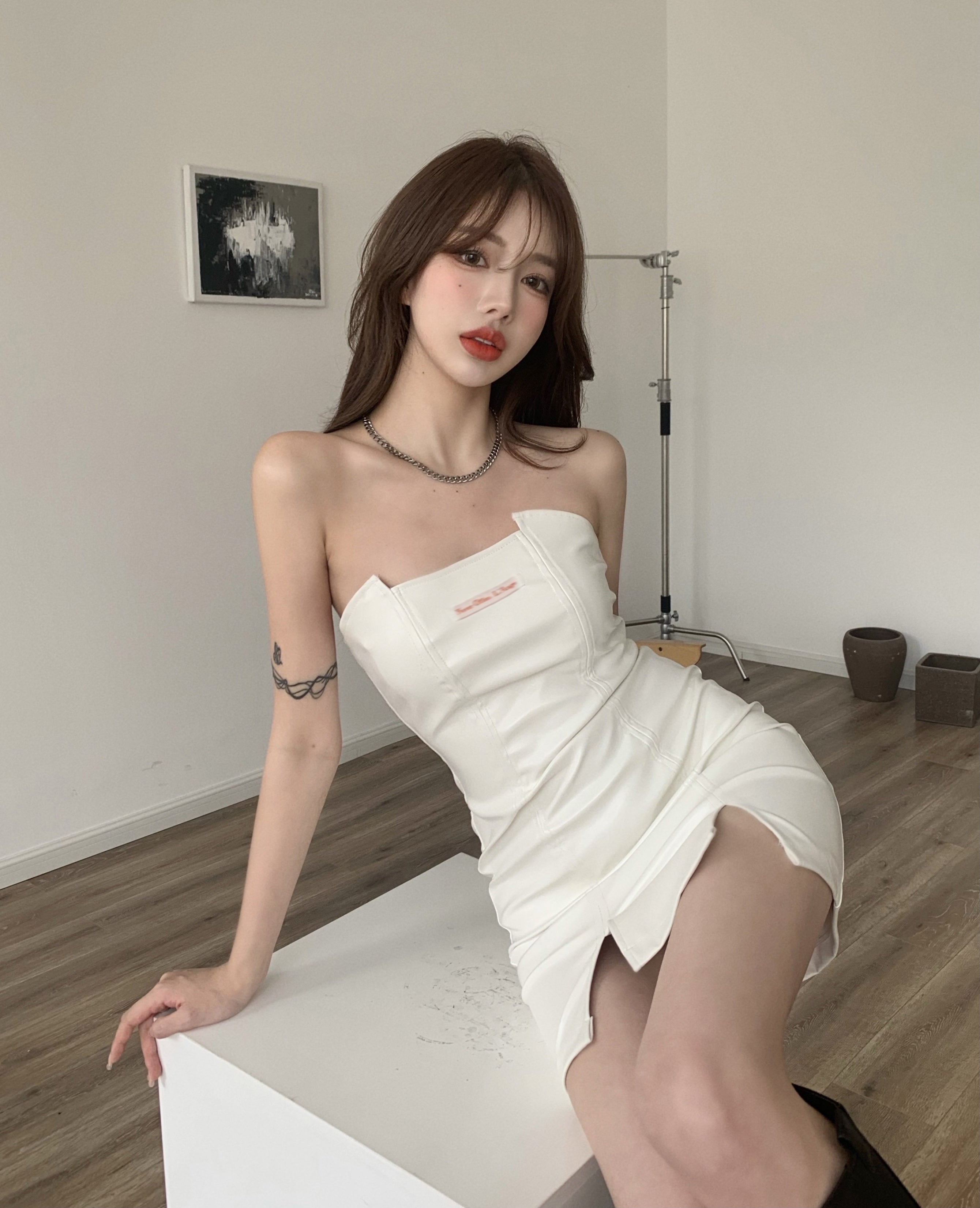 Lovemi -  Sleek White Cap-Sleeve Dress