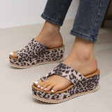 Pantoufles compensées imprimées léopard pour femmes, tongs à semelle épaisse et à talons hauts, pantoufles d'extérieur d'été
